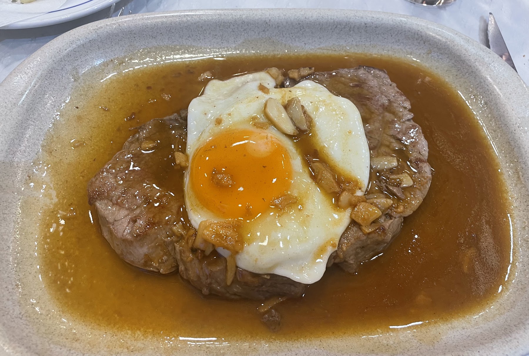 steak with egg and garlic sauce