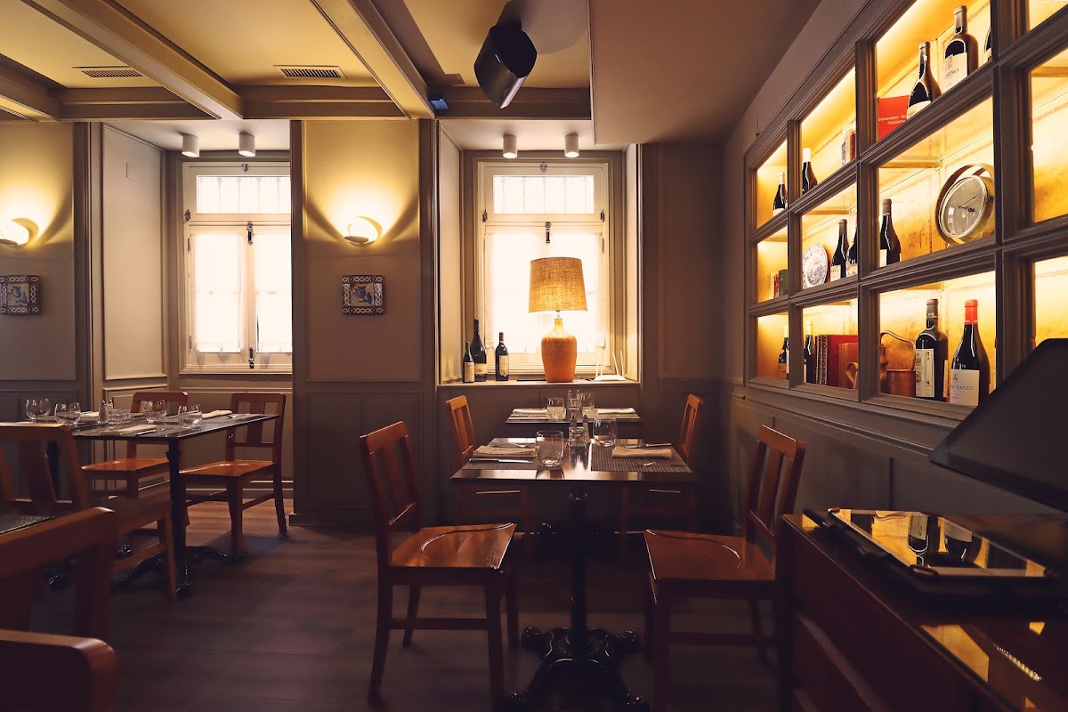 Adega Solar Minhoto warm dining room